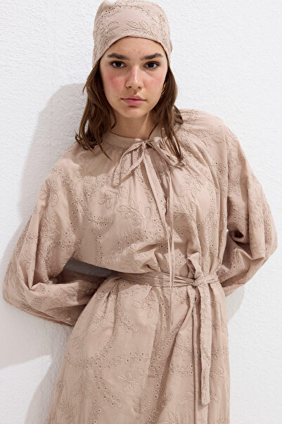 Manuka Béžové šaty s lemovanou výšivkou