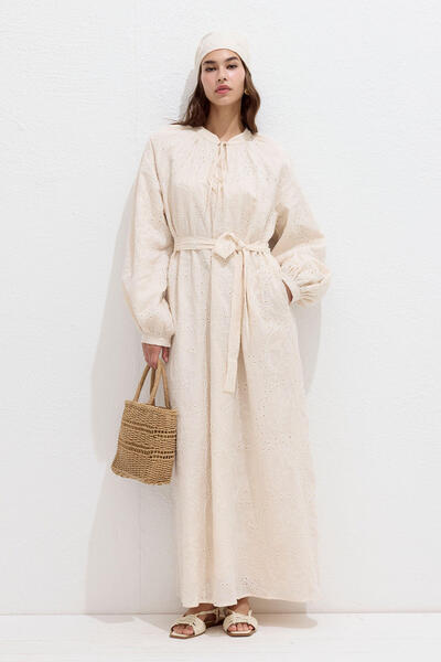 Manuka Ecru farebné lemované šaty s výšivkou