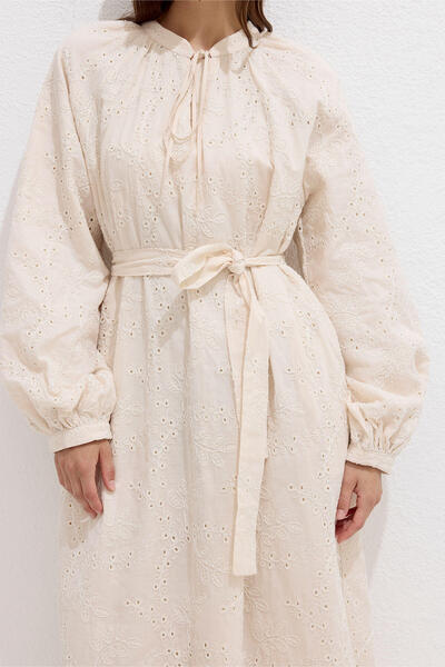 Manuka Ecru farebné lemované šaty s výšivkou