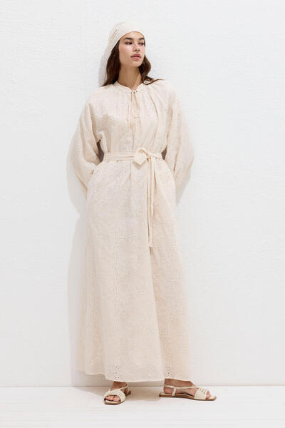 Manuka Ecru farebné lemované šaty s výšivkou