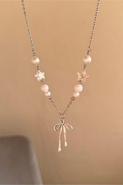 WhimsyWhite قلادة فولاذية على شكل فيونكة كوكيت، قلادة من Pinterest، قلادة فول...