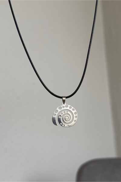 WhimsyWhite قلادة بخيط حلزوني، قلادة نسائية مصنوعة يدويًا من الفولاذ بتصميم د...
