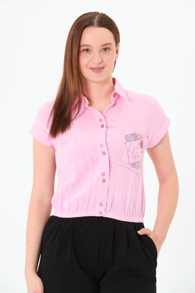 Sortie Collection Cămașă de damă de culoare roz, cu talie elastică, cu mâneci scurte, lungime midi, cu imprimeu în buzunar, din muselină
