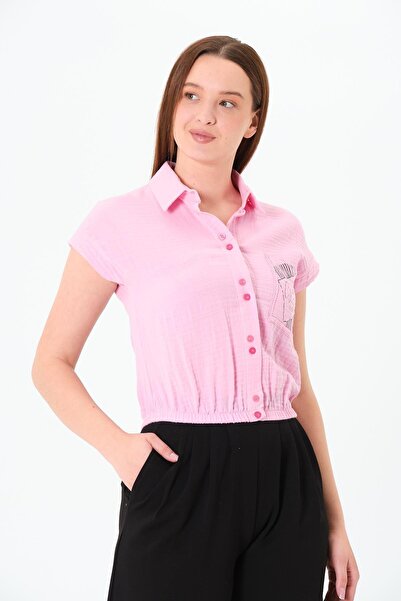 Sortie Collection Cămașă de damă de culoare roz, cu talie elastică, cu mâneci scurte, lungime midi, cu imprimeu în buzunar, din muselină