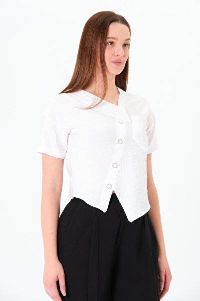 Sortie Collection Cămașă pentru femei, culoare bej, guler asimetric, buzunar cu broderie de trandafiri, nasturi ornamentali, mânecă scurtă, lungime scurtă, cămașă țesută