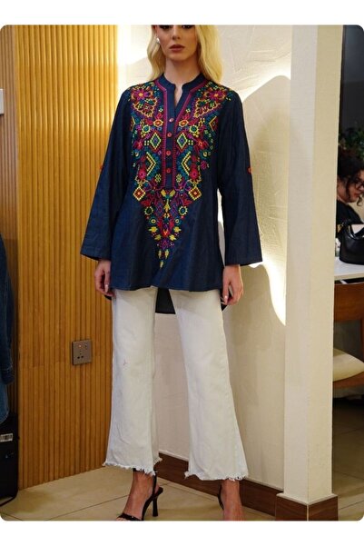 HashtagBe يتميز هذا الفستان بقماش الدنيم الأزرق مع تطريز بخيوط متعددة الألوان