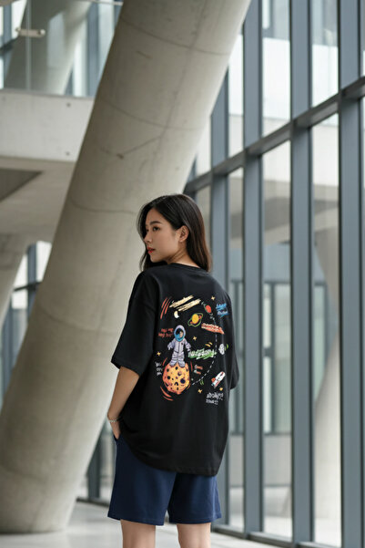 UNCİA OUTDOORS تي شيرت كبير الحجم مطبوع عليه رائد فضاء بتصميم المجرة