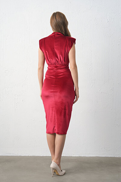 bayansepeti Red Stretch Velvet Fabric Wrap Cut Padded Red Velvet Dress with Shiny Metal Accessories 5509