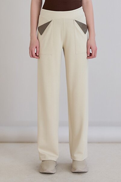 Sortie بنطال رياضي نسائي ذو جيوب من الجلد باللون البيج بقطع قماش مخيطة معاً م...