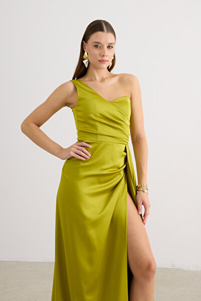 Carmen Fıstık Yeşili Saten Tek Omuzlu Yırtmaçlı Uzun Abiye Elbise