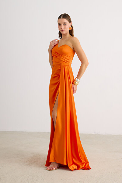Carmen Orange Saten Tek Omuzlu Yırtmaçlı Uzun Abiye Elbise