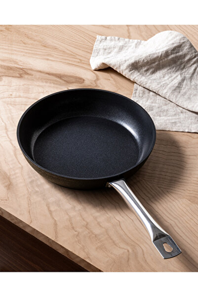 Madame Coco Noir Titanium Pan - Black - 24 cm