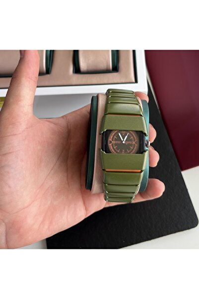 catera An elegant watch with a unique design that combines luxury and boldness.