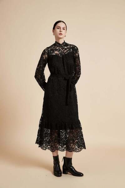 Yola فستان ميدي بأكمام طويلة وتفاصيل من الدانتيل