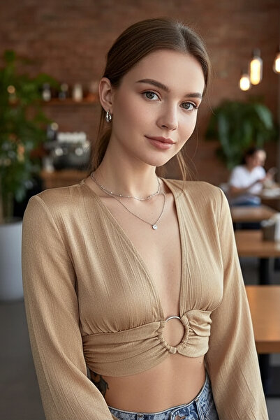 FASHION COCKTAIL بلوزة قصيرة بأكمام طويلة ورقبة على شكل حرف V من الساتان