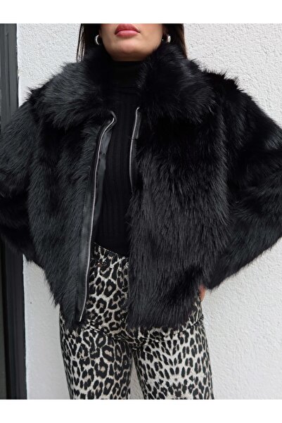 ESRAHELVACI Detaliu de fermoar din blană importată