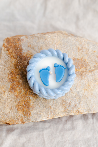 Artoo Mărturie de botez lumânare parfumată – în coșuleț ceramic cu piciorușe bebeluș