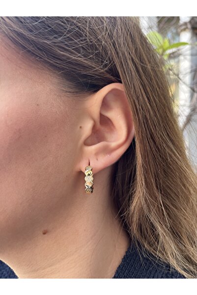 TUĞÇE TURAP Altın Renk Kararmaz Çelik Desenli Halka Küpe 2’li – Modern ve Şık Tasarım