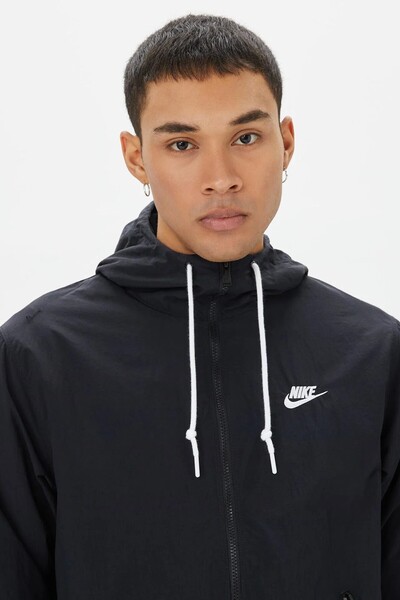 Nike Ανδρικό τζάκετ με φερμουάρ Club Woven Ανδρικό υφαντό αθλητικό μπουφάν με φαρδιά εφαρμογή, μαύρο