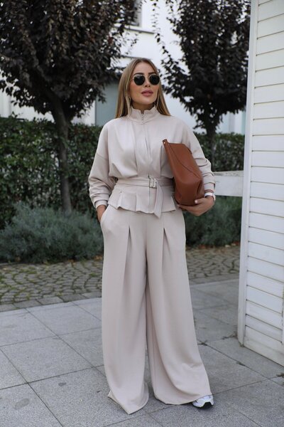 QİMYA BUTİK طقم نسائي مكون من سترة وتنورة وبنطلون مع تفاصيل مطوية وحزام، مجموعة من قطعتين