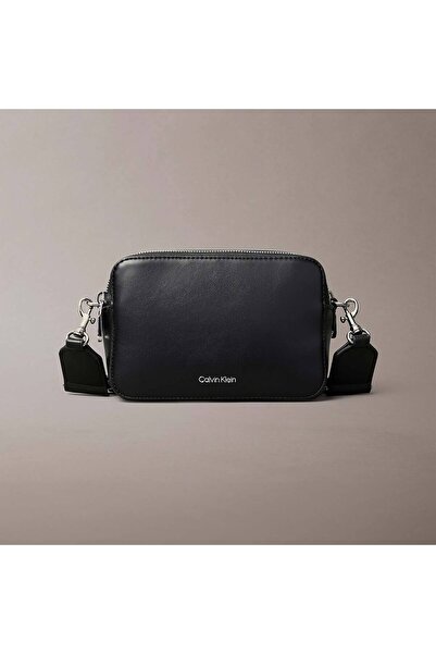 Calvin Klein Women's Brand Logo Stylish Appearance Suitable for Everyday Use with Adjustable Shoulder Strap Si