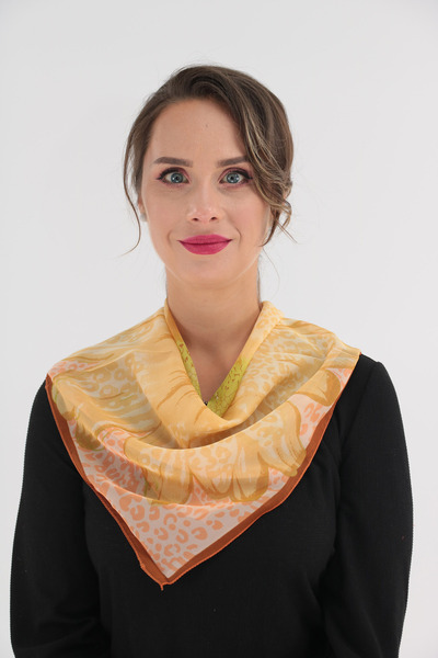 Trend Land Esarfa patrata cu imprimeu floral bej din matase