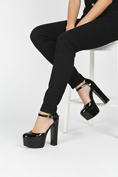 Extra Shoes İstanbul حذاء نسائي أسود من الجلد اللامع ذو كعب عالٍ وتفاصيل شريطية، رمز الأناقة