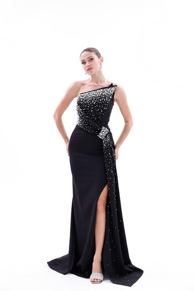 BDM Exclusive Asimetrik Drape İnci Taş Aplikeli Yırtmaçlı Krep Abiye Elbise