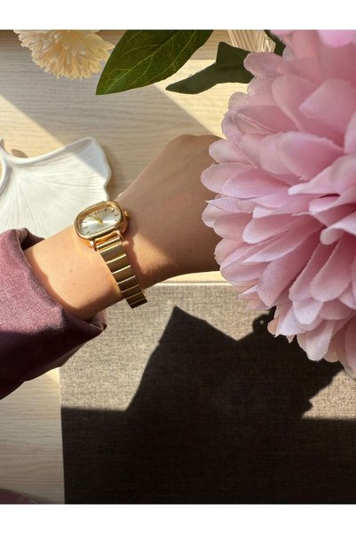 rubsey Retro Minimal Metal Strap Vintage Women’s Wristwatch Gold