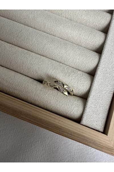 ringbox Gold Triangle Patterned Saran Ring