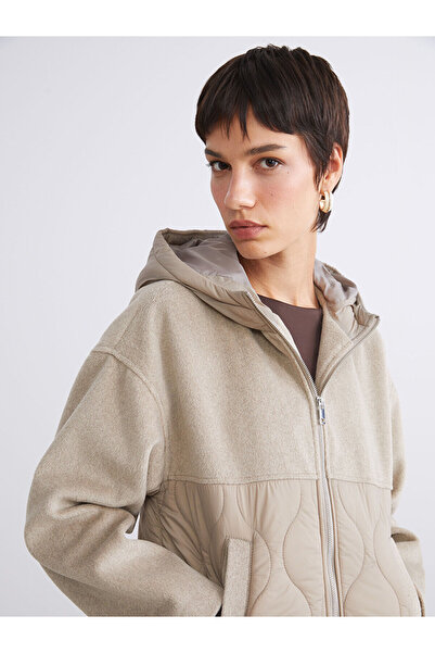 LC Waikiki معطف نسائي منفوخ كبير الحجم بقلنسوة ومبطن من أوزماركا للموسم الجديد