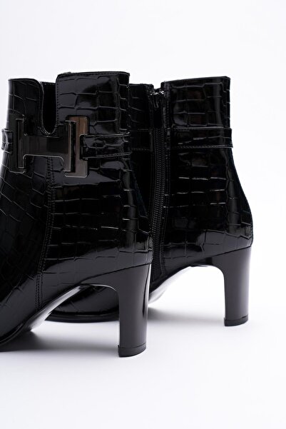 Mubiano Kadın Rugan Krokodil Topuklu Bot 6.5 cm Fermuarlı Gold Tokalı Siyah Hermina
