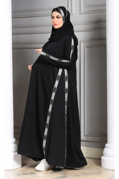ZAHRA Black half-cloche abaya made of luxurious crepe with a longitudinal embroidered shawl