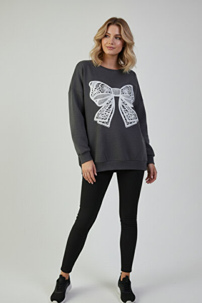 KOZİA OUTDOORS سويت شيرت نسائي كبير الحجم منقوش بشريط من الدانتيل الأبيض