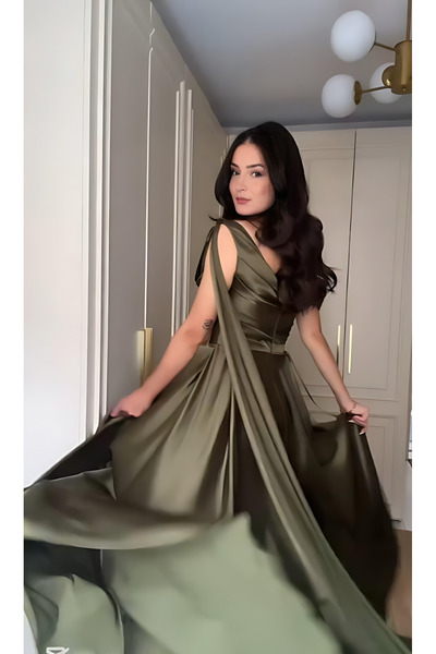 Riva Olive dress with pleats on the chest and flowing sleeves