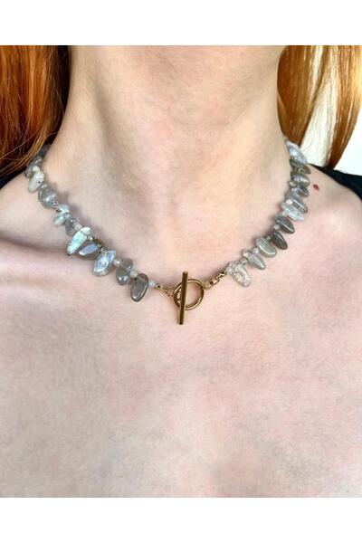 eyla collection قلادة ميراليس من حجر اللابرادوريت مع تفاصيل إغلاق على شكل حرف T من الفولاذ