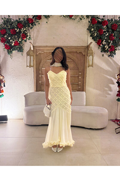 Generic Off-white evening dress with embroidered lace and roses and an elegant flared skirt