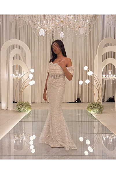 Generic Off-white evening dress embroidered with sequins and pearls with dropped shoulders