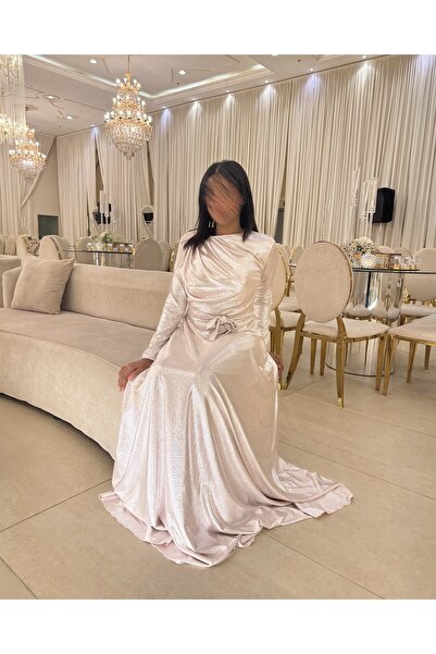 Generic Pearl pink long evening dress with a shiny design and long sleeves