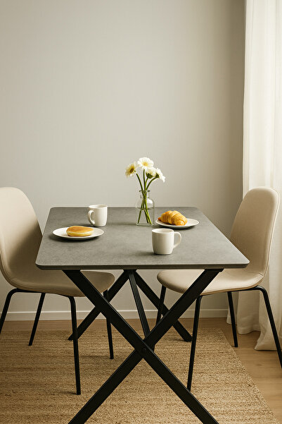 MARIA HOMES طاولة طعام رمادية عصرية - ١٥٠×٩٠×٧٧ سم | سطح طاولة بلمسة حجرية وأرجل معدنية سوداء متقاطعة