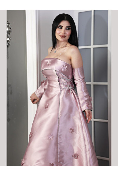 TREN فستان سهرة متوسط الطول من الساتان مكشوف الكتفين بأكمام طويلة ومطرز باللؤ...