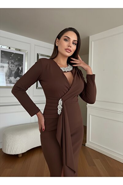 1Moda1Tarz Kadın İthal Kumaş Aksesuar Detaylı Yırtmaçlı Astarlı Özel Tasarım Elbise