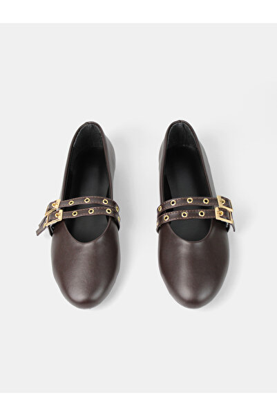 MAGGIO Γυναικείες καθημερινές μπαλαρίνες με καρφώματα σε καφέ χρώμα