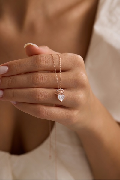 Nereze 925 Ayar Gümüş Rose Kaplama Beyaz Kalp Taşlı Kraliçe Kolye