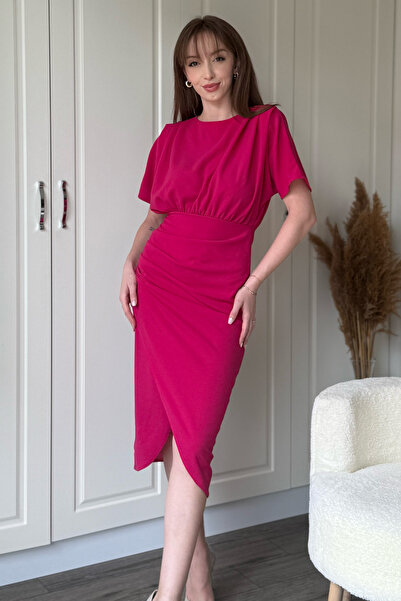 Dilay Gökoğlu Butik Κομψό ροζ μίντι φόρεμα με κοντό μανίκι και σκίσιμο μπροστά