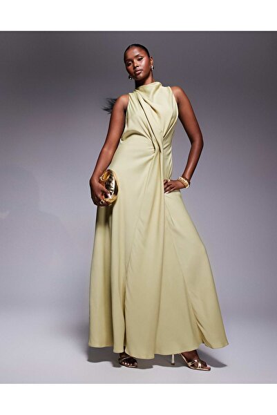 LA فستان ماكسي ساتان برقبة عالية مع تفاصيل مطوية باللون الزيتوني الباهت