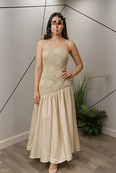 VİVİ فستان ناعم وأنيق بلون البيج الفاتح .