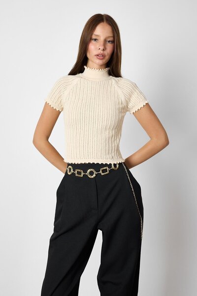 SHERIN Bluză tricotată cu mânecă scurtă și guler înalt ecru