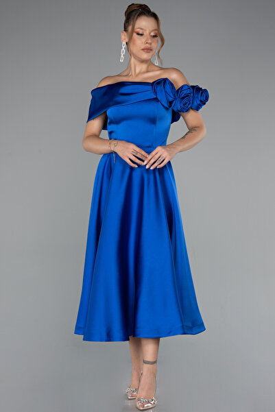 Abiyefon Saks Mavi Gül Detay Kayık Yaka Kemerli Midi Saten Abiye ABK2410