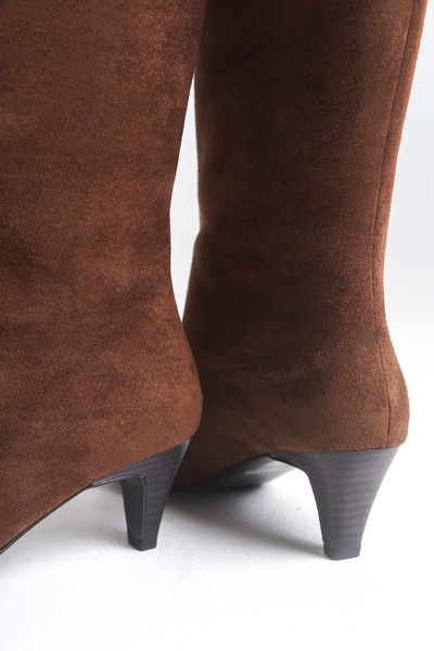 LDR Dámské hnědé semišové kozačky na podpatku se špičatou špičkou pod kolena